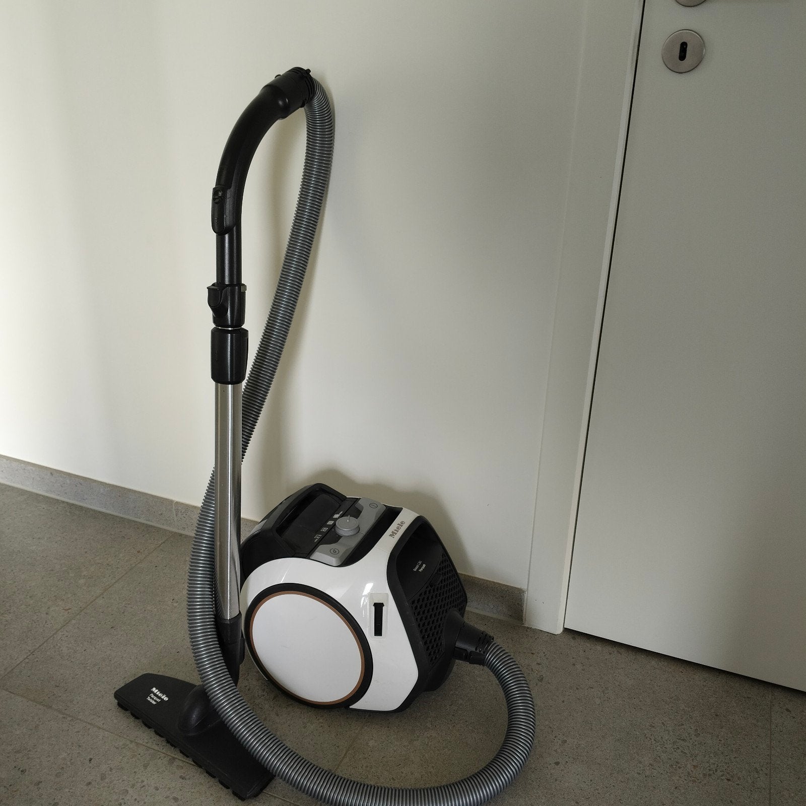 Miele stofzuiger met opvangbak, Ophalen, Miele