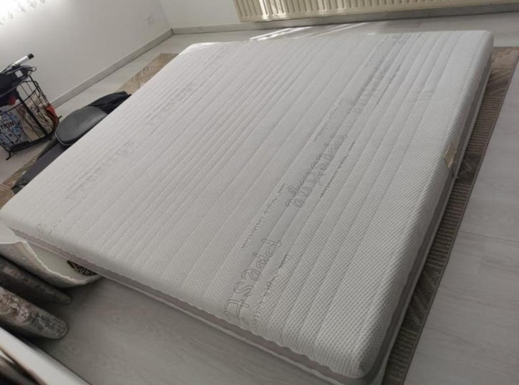 Matelas en mousse froide taille 180 sur 200 mètres utilisé p, Enlèvement, Comme neuf, Matelas