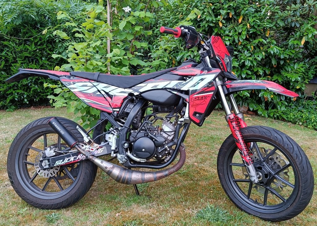 Sherco SM-R 50 Customized 2025/1700km, Fietsen en Brommers, 6 versnellingen, Zo goed als nieuw, 50 cc, Ophalen