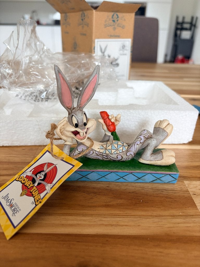 Figurine Jim Shore Looney Tunes Bugs Bunny Cool As A Carrot, Collections, Statues & Figurines, Neuf, Fantasy, Enlèvement ou Envoi