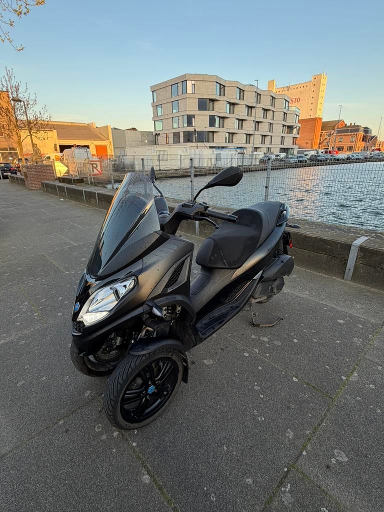 Piaggio MP3 300 HPE Deep black 2023 Orginele Akrapovic!, Fietsen en Brommers, Ophalen, Gebruikt, 300 cc