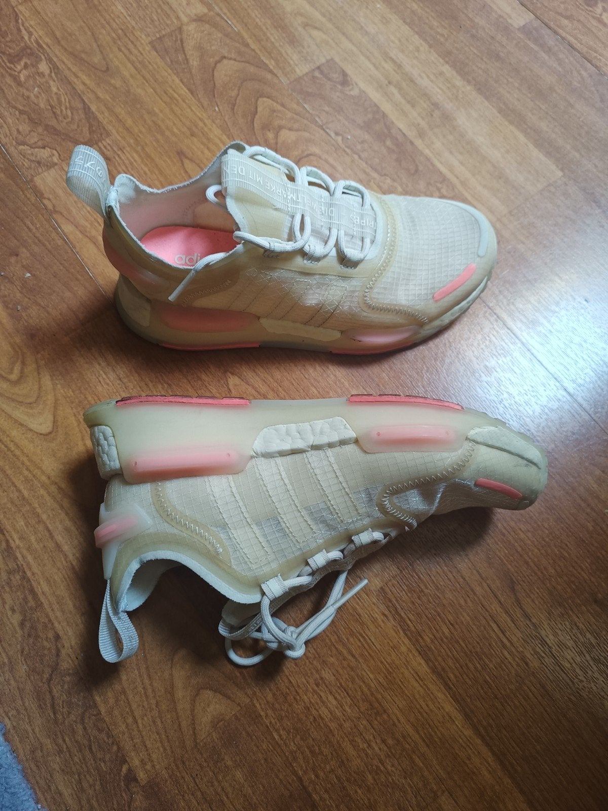 Adidas schoenen, Ophalen