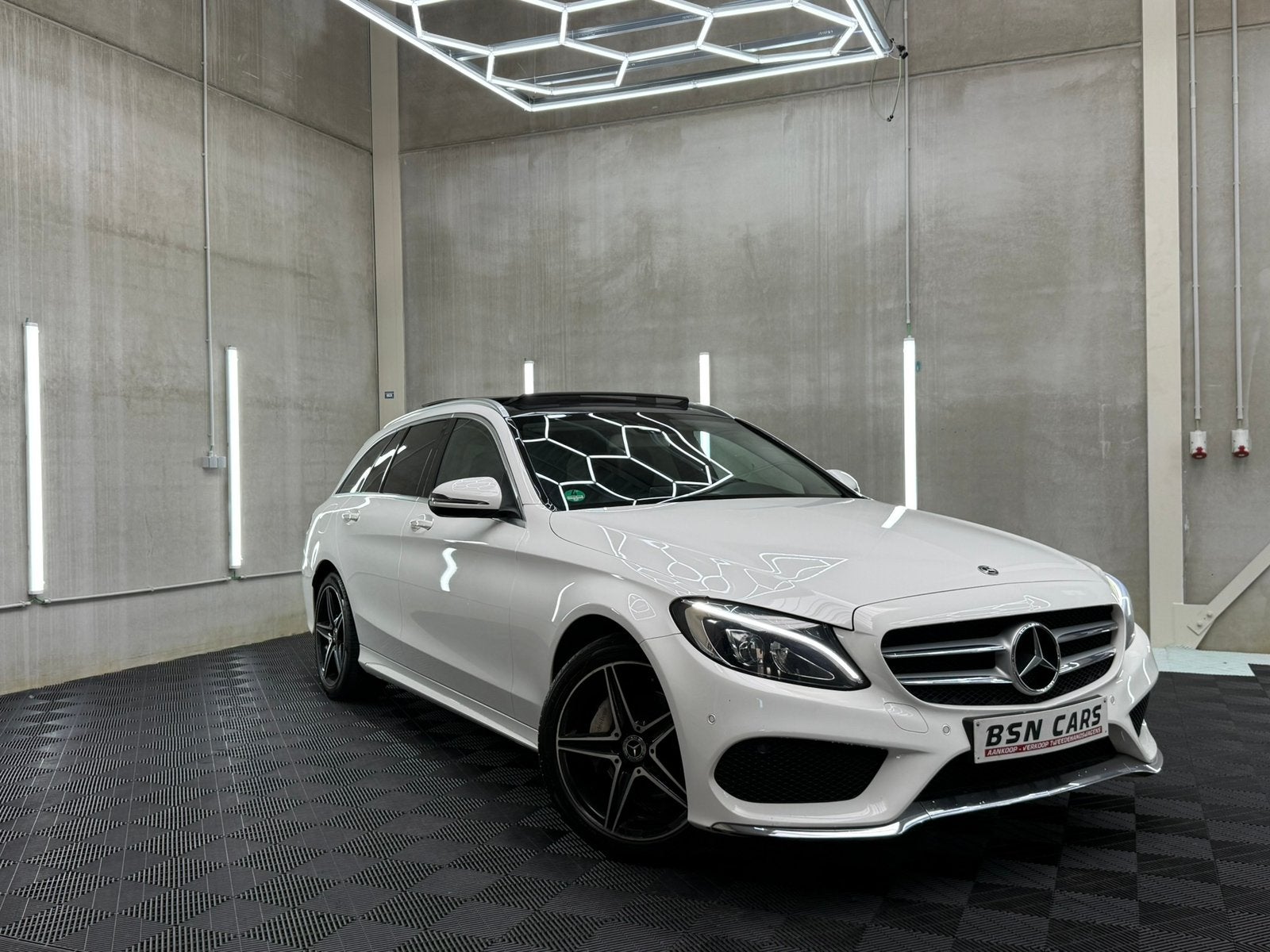 MERCEDES-BENZ C200/AMG/PANO/CAMERA/SFEER/GARANTIE, Auto's, Achterwielaandrijving, Wit, Leder, 5 deurs