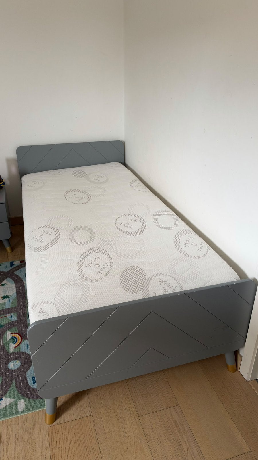 Te koop: 2 bedden van 90200 + 2 nachtkastjes ZONDER MATRAS, Kinderen en Baby's, Ophalen, Gebruikt