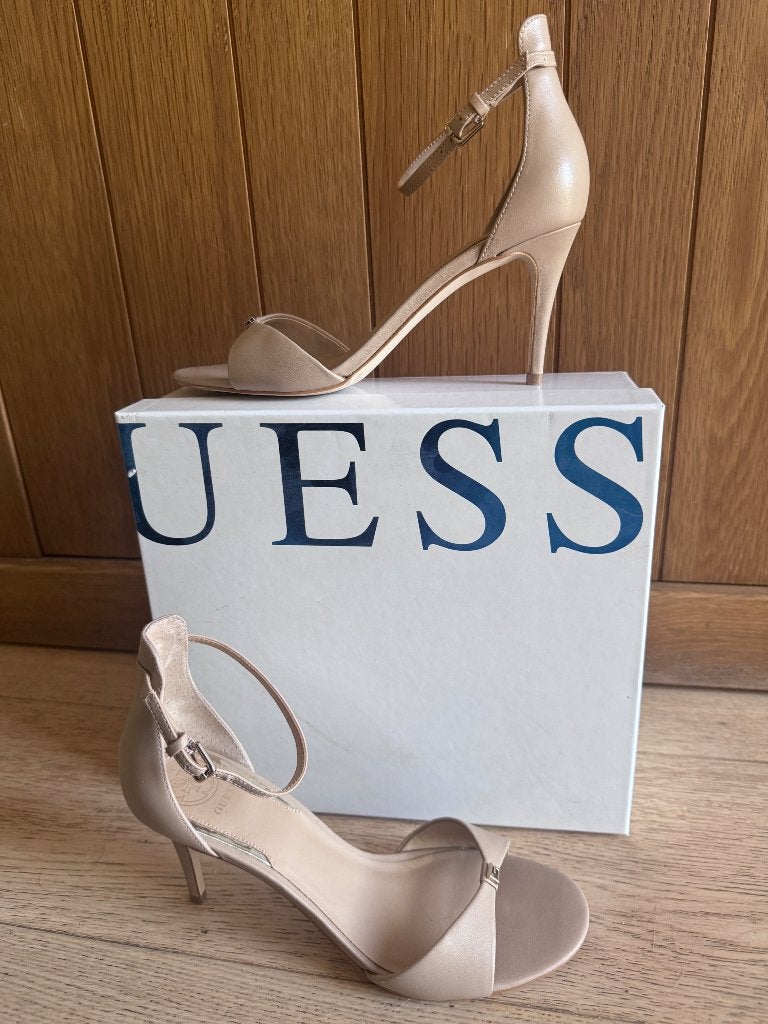 Guess Sandalen maat 39, Guess, Beige, Zo goed als nieuw, Sandalen of Muiltjes