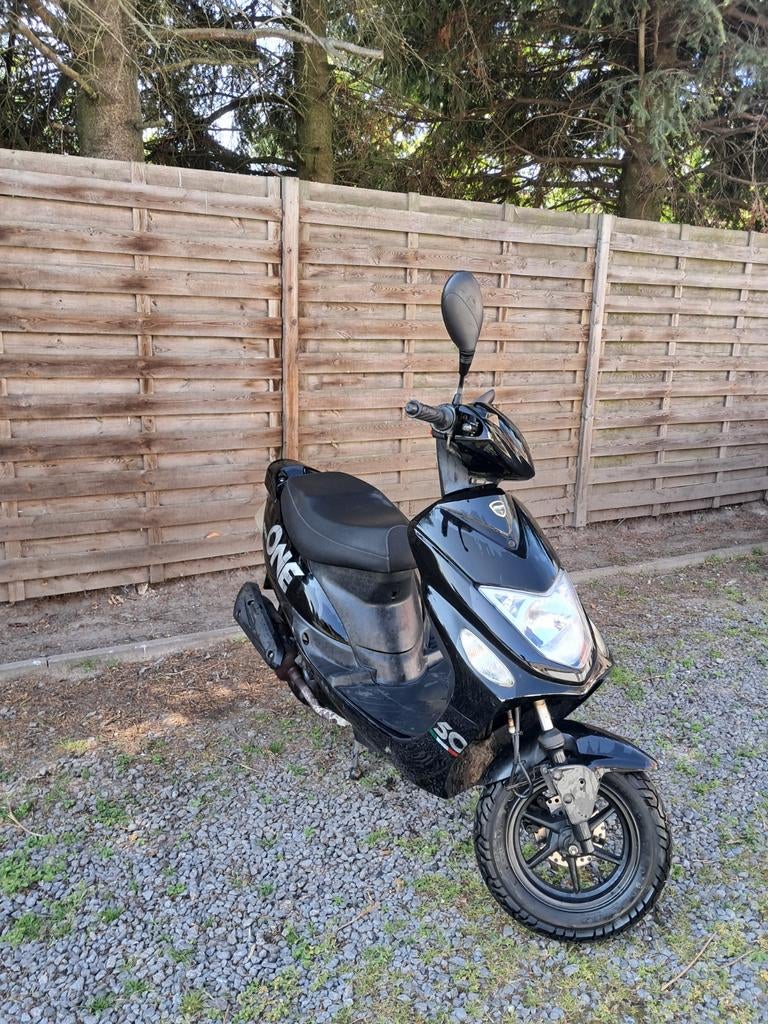 A klasse scooter, Enlèvement, Essence