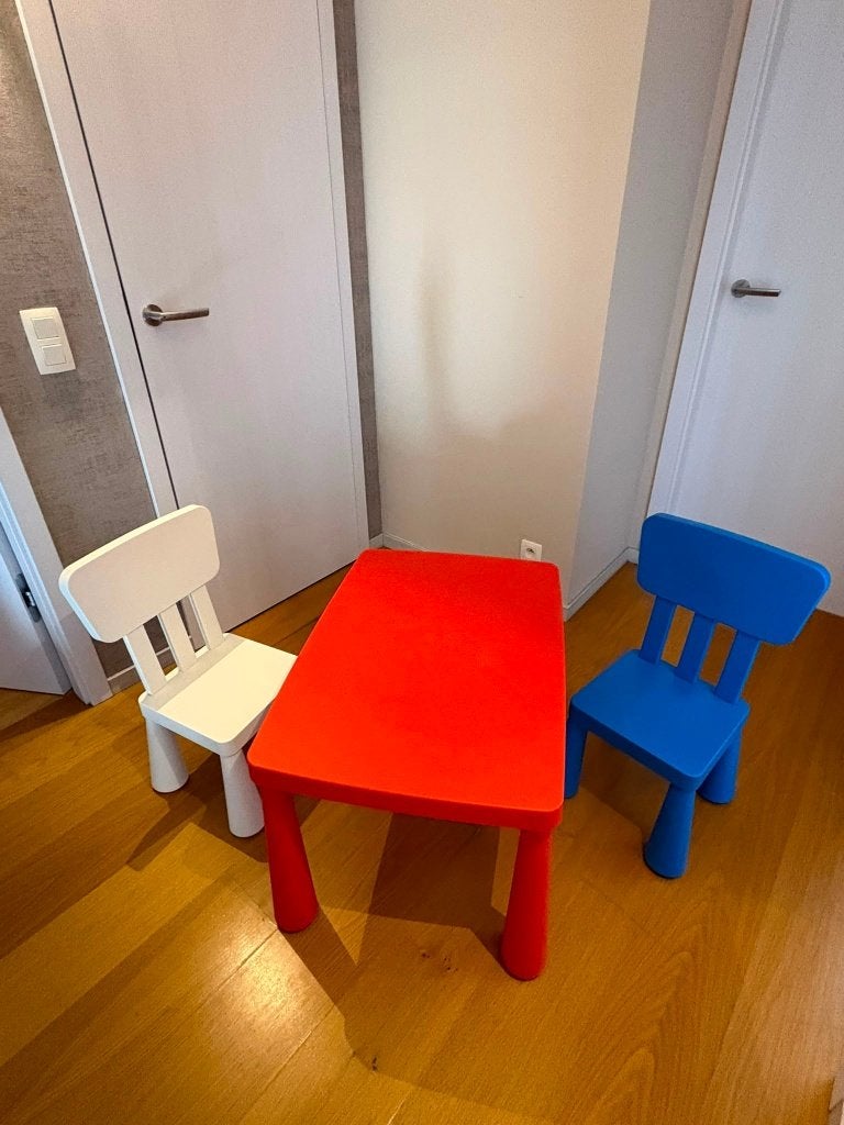 table en plastique Ikéa avec deux chaises, Kinderen en Baby's, Kinderkamer | Tafels en Stoelen, Ophalen, Zo goed als nieuw, Tafel(s) en Stoel(en)