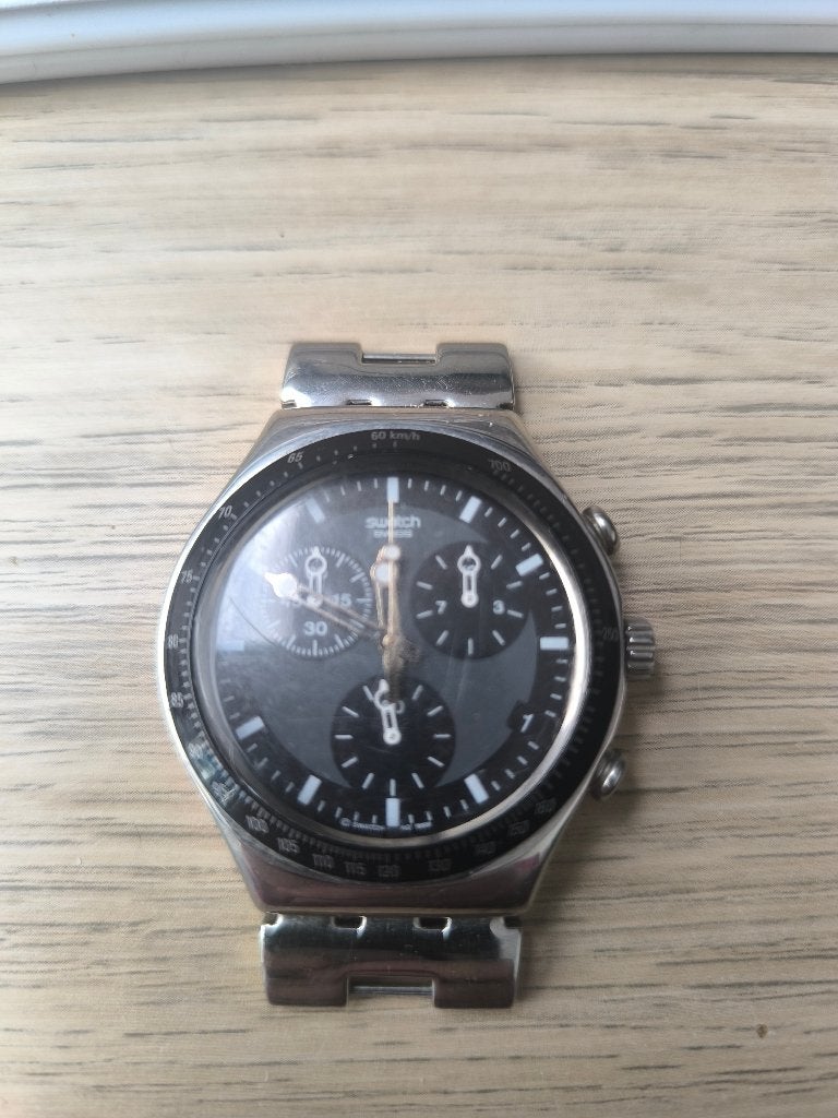 Montre Swatch Irony Chrono Acier Cadran Noir, Bijoux, Sacs & Beauté, Montre-bracelet, Enlèvement ou Envoi, Swatch, Acier