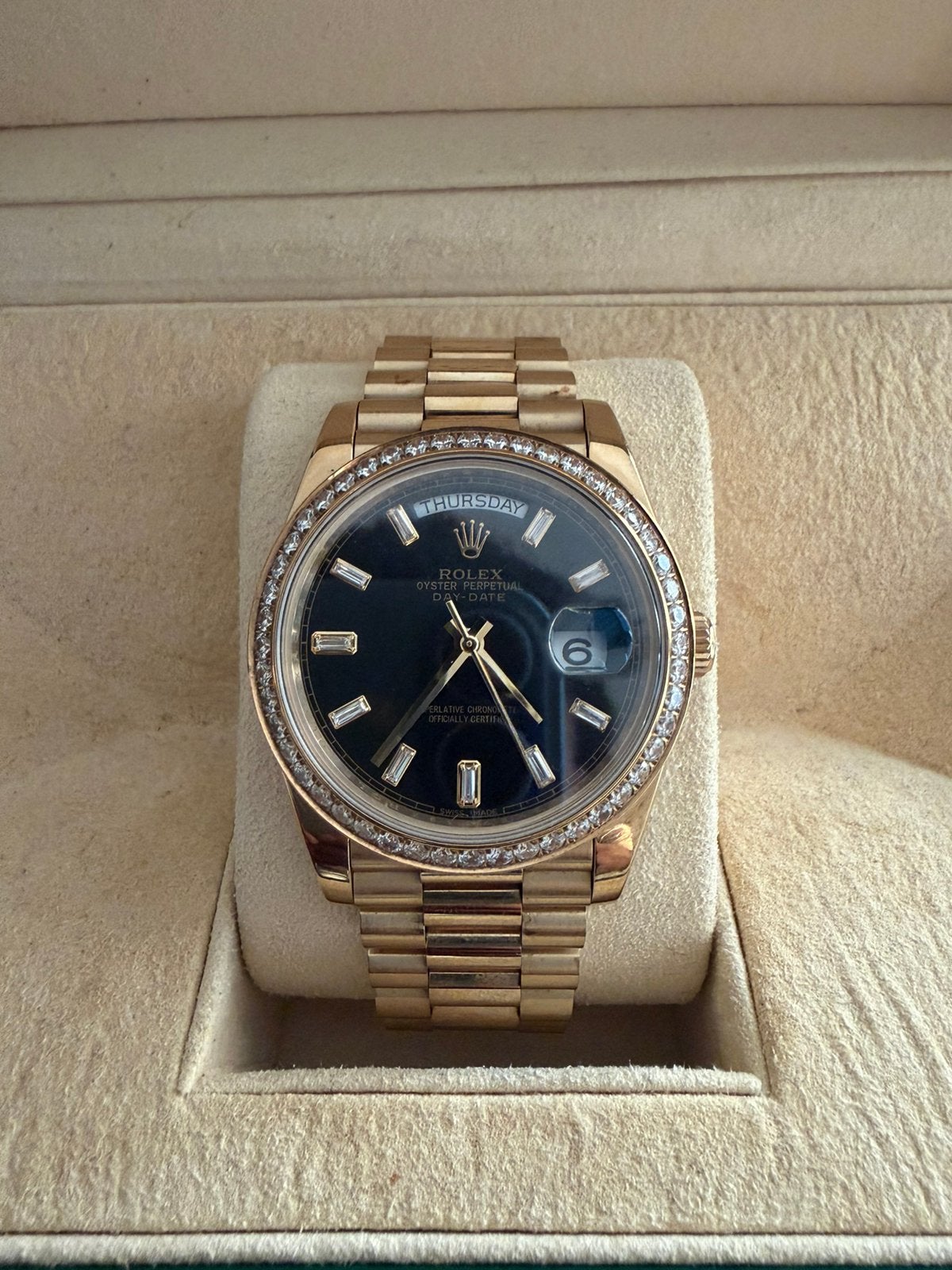 Rolex Day-Date 40 in 18 kt geelgoud, Handtassen en Accessoires, Ophalen of Verzenden, Zo goed als nieuw, Rolex
