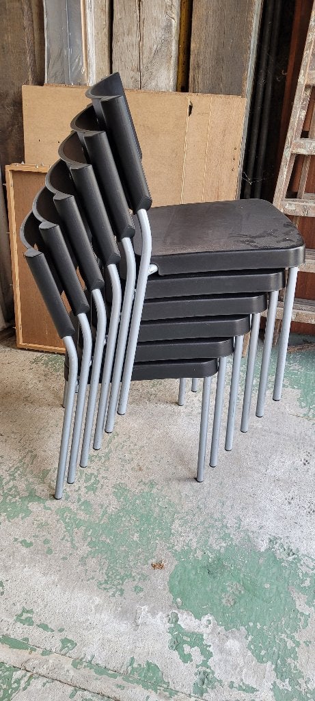 6 chaises empilables en plastique noir, Maison & Meubles, Chaises, Comme neuf, Synthétique, Enlèvement, Cinq, Six Chaises ou plus