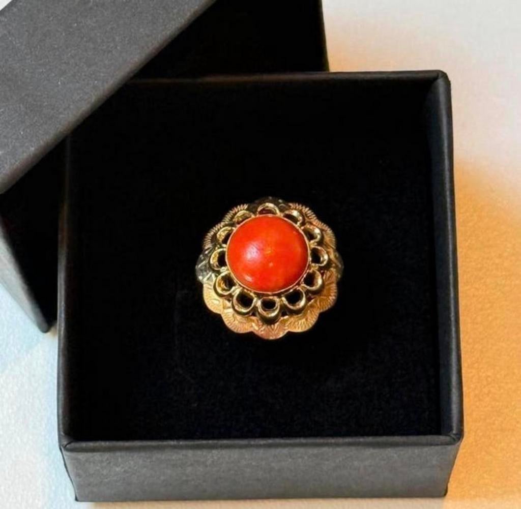 Prachtige vintage 14 karaat gouden ring met bloedkoraal!, Handtassen en Accessoires, Ringen, Dame, Kleiner dan 17, Geel, Goud