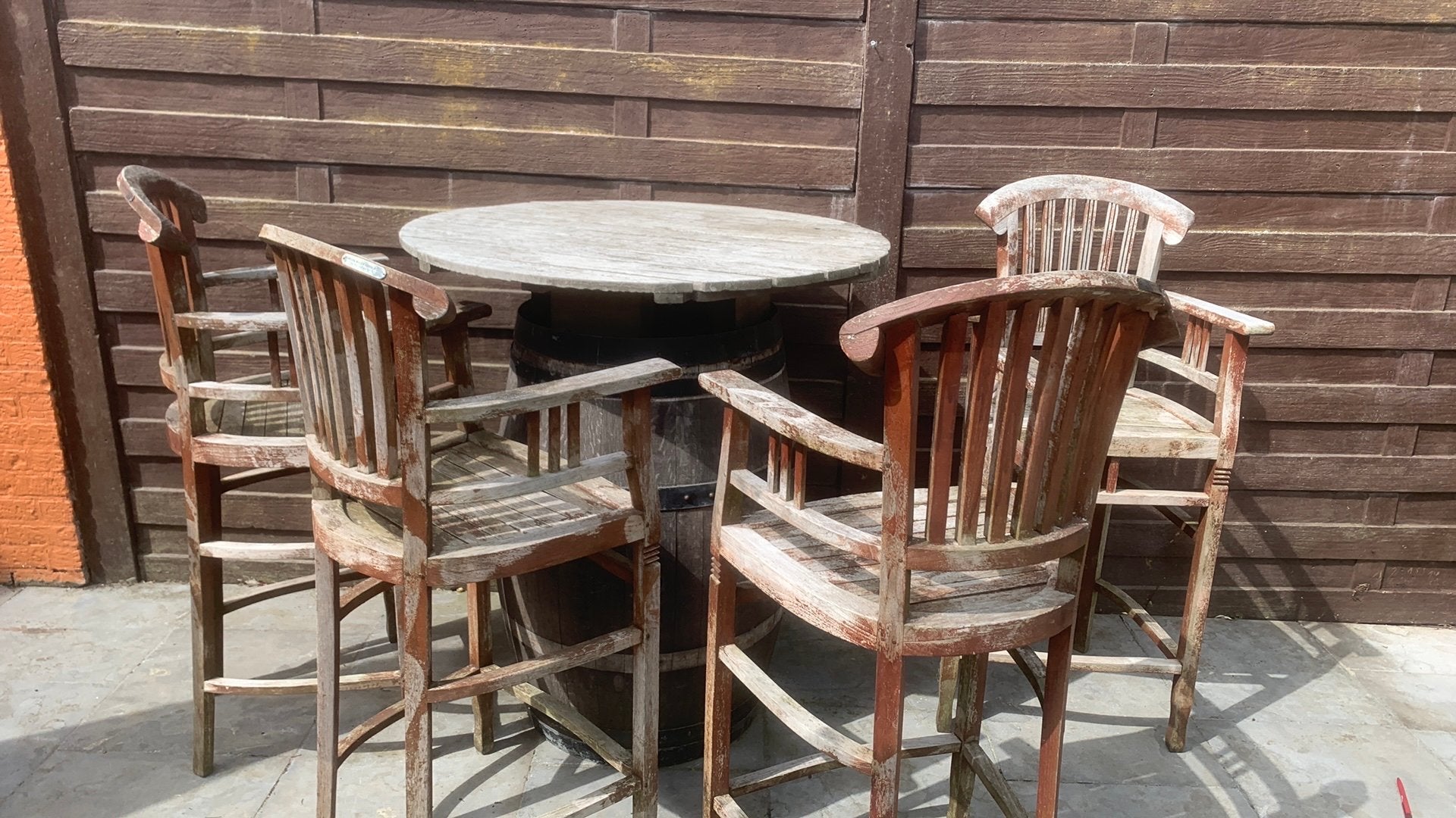 Houten ton met 4 houten stevige krukken. DOE EEN BOD, Ophalen, Gebruikt, Hout