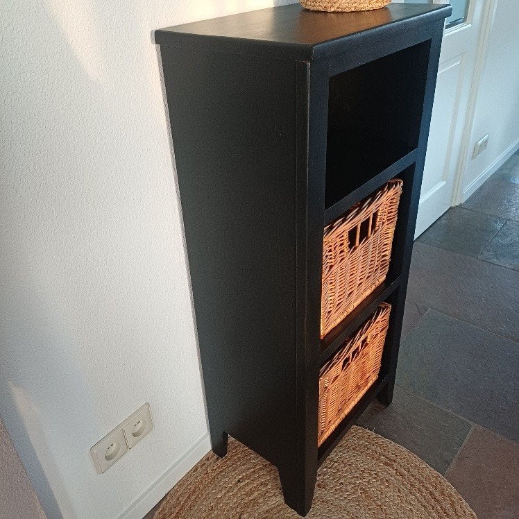 Zwart (hal) kastje met rotan manden, Huis en Inrichting, Ophalen