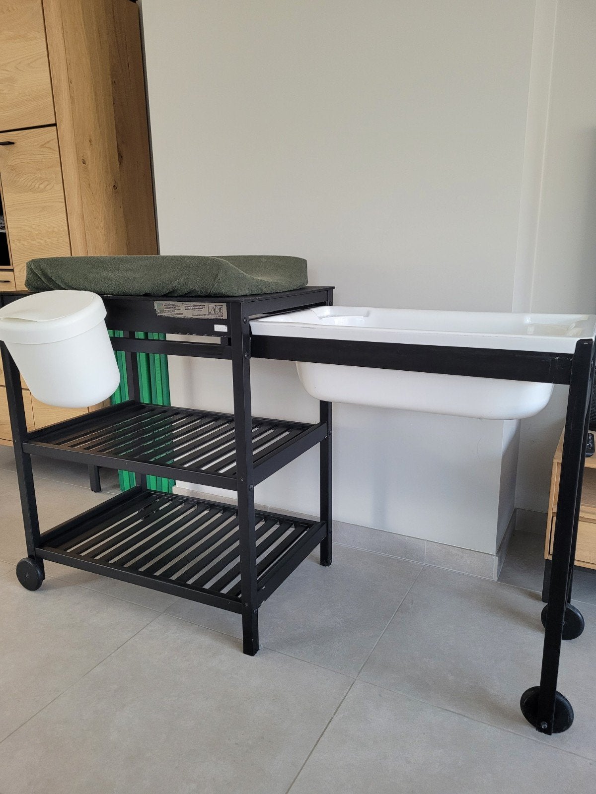 Quax zwarte luiertafel met badje, Kinderen en Baby's, Ophalen, Kast, 50 tot 70 cm, Zo goed als nieuw