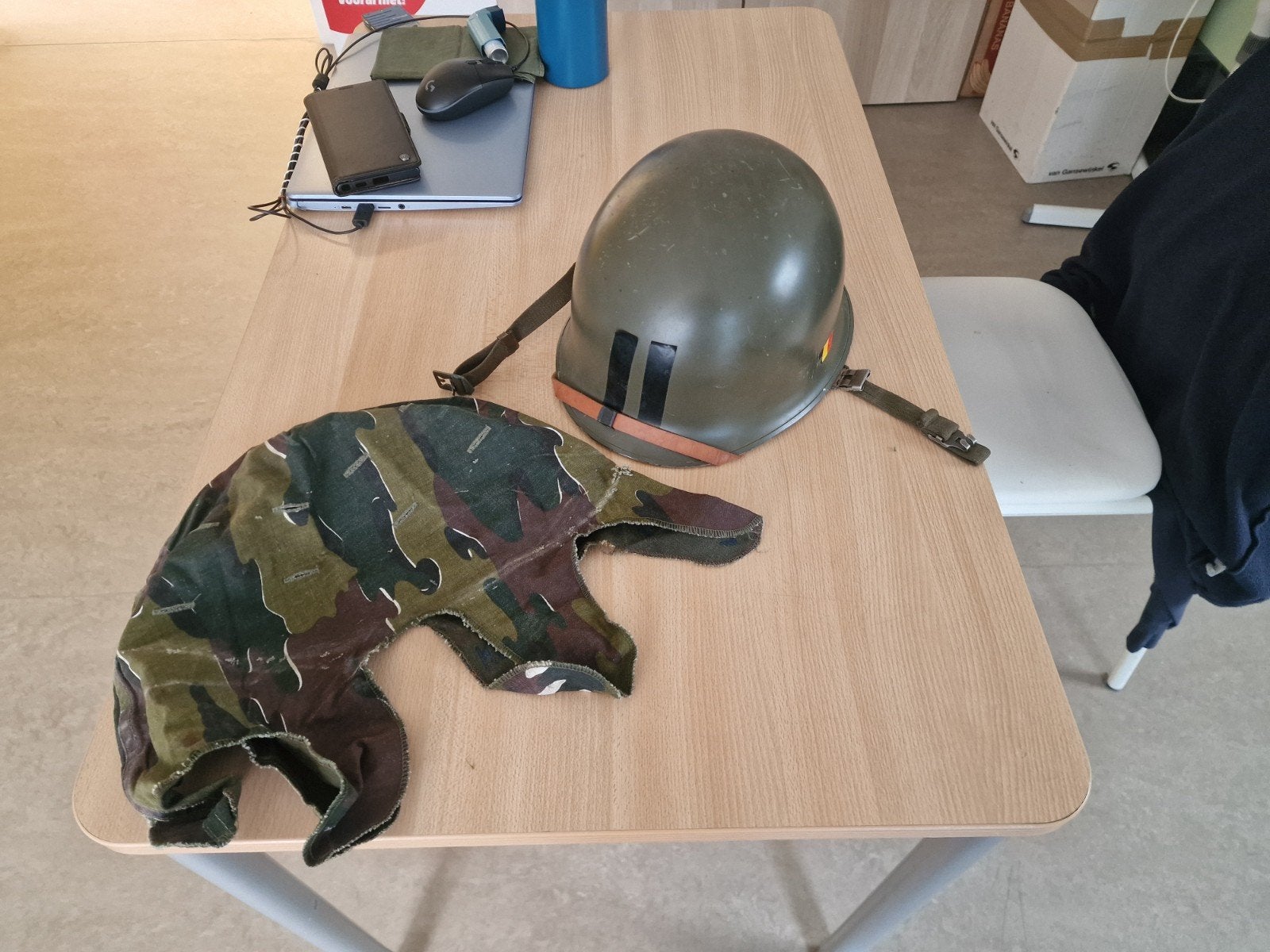 NR3 Belgische leger helm met de camo hoes jaar 1970 of 80, Verzamelen, Militaria | Algemeen, Landmacht, Helm of Baret, Ophalen of Verzenden