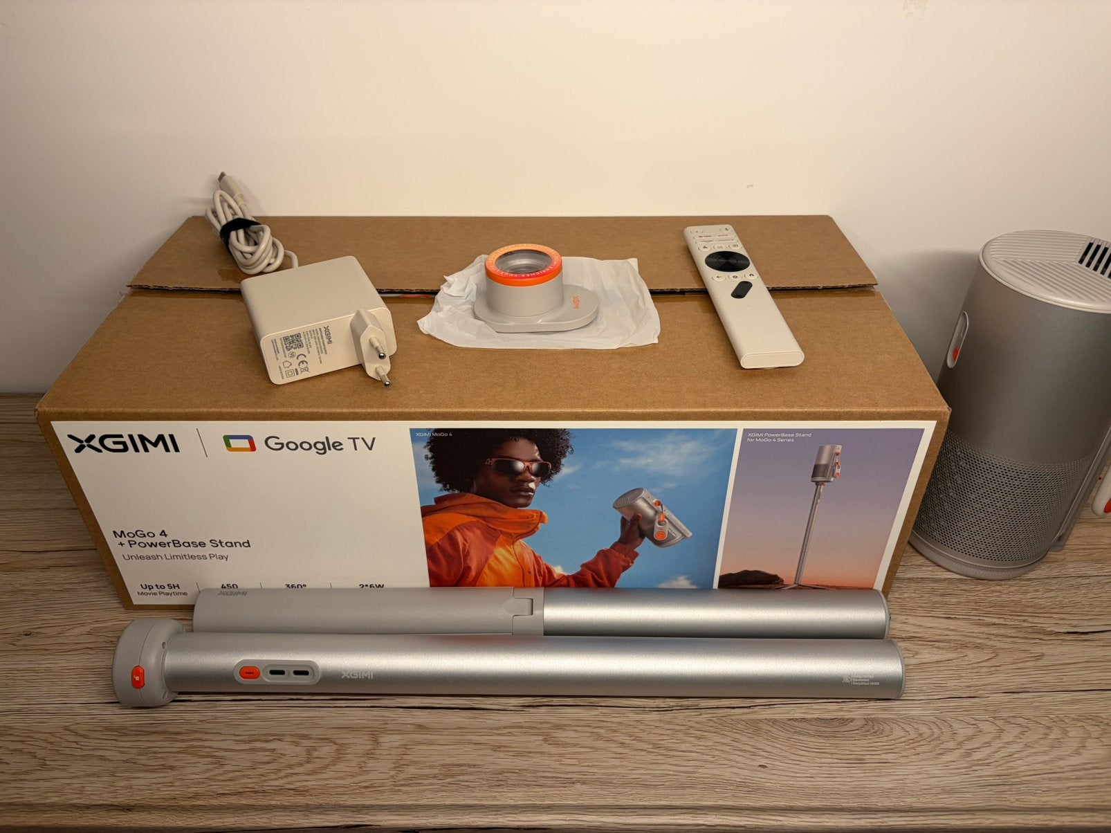 Projecteur Xgimi Mogo 4 + Powerbase stand, TV, Hi-fi & Vidéo, Enlèvement ou Envoi, Comme neuf