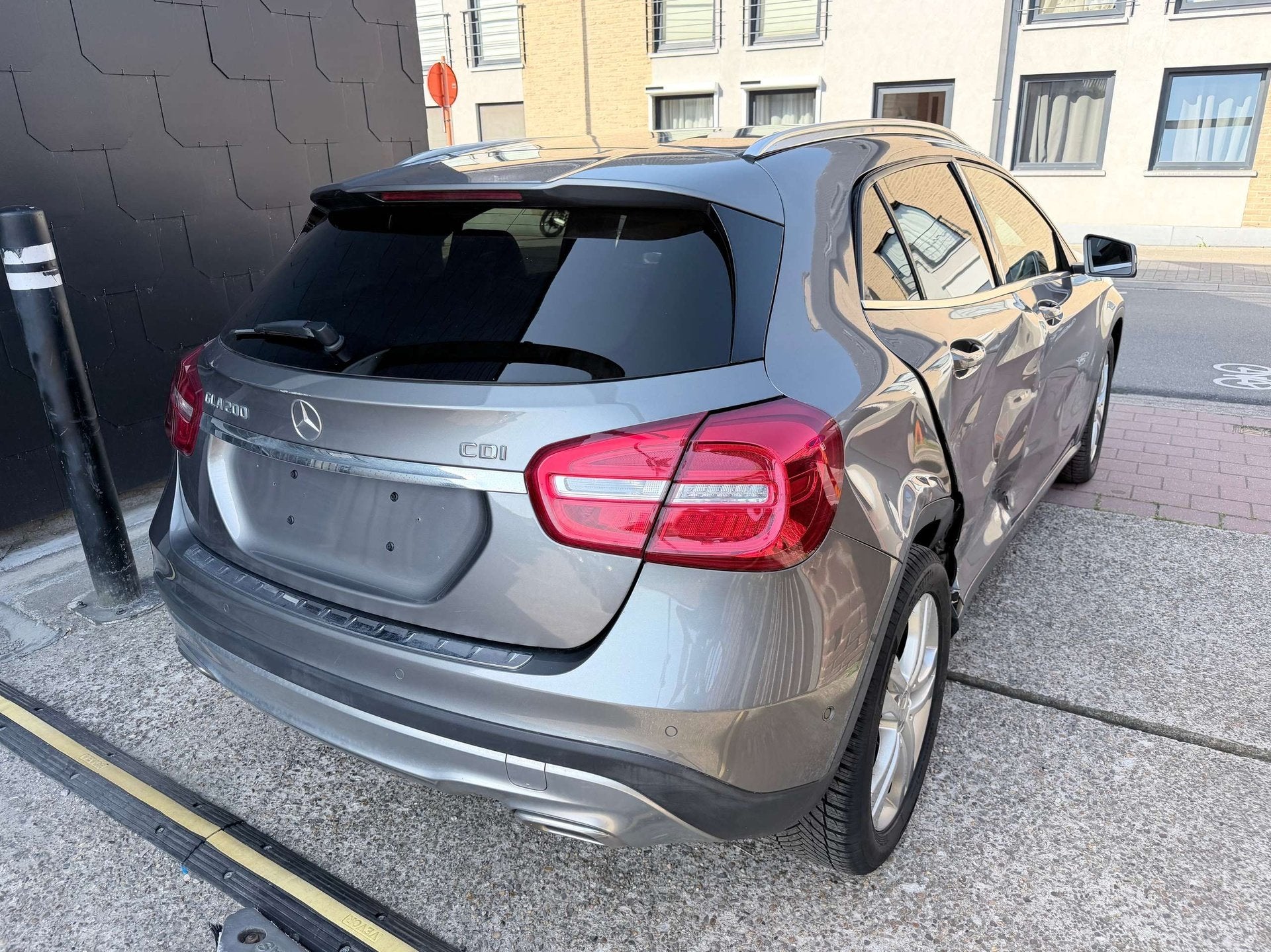 Mercedes-Benz GLA 200 EDITION LINE, Autos, 100 kW, Argent ou Gris, Achat, https://public.car-pass.be/vhr/e9e54d3c-e1b2-46e4-af6f-f863a93ed998
