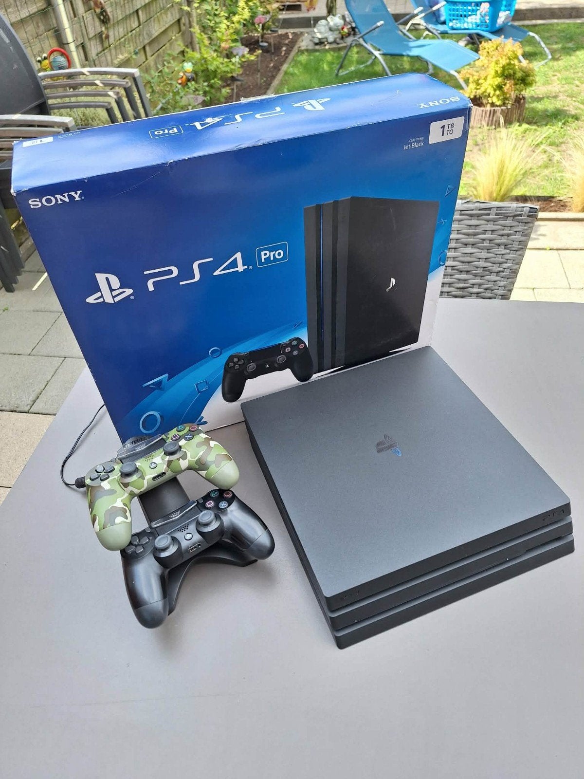 playstation 4 met 2 controlers, Met 2 controllers, Ophalen of Verzenden, Zo goed als nieuw, 1 TB