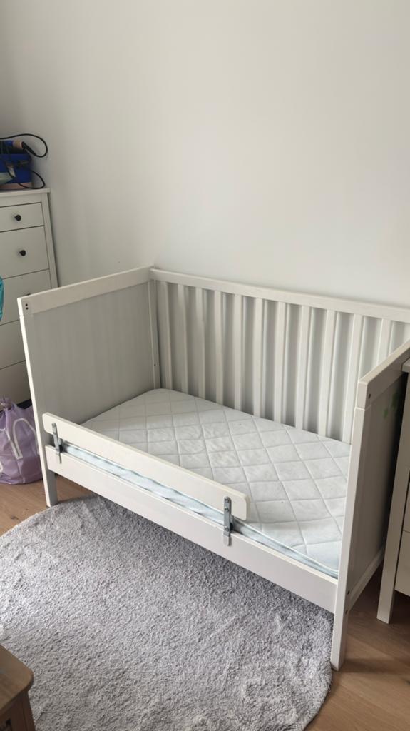 Lit bébé SUNDVIK IKEA + matelas, Enfants & Bébés, Berceaux & Lits, Utilisé, Lit, Enlèvement