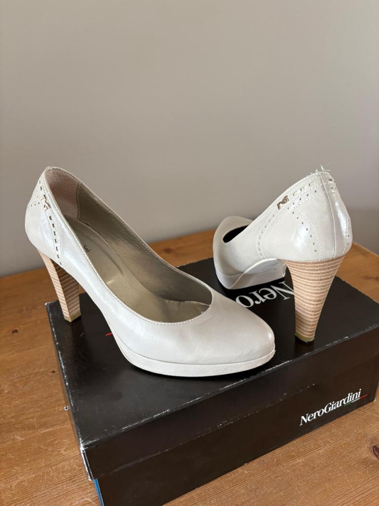 Beige pumps Nero Giardini maat 37, Ophalen, Pumps, Beige, Gedragen