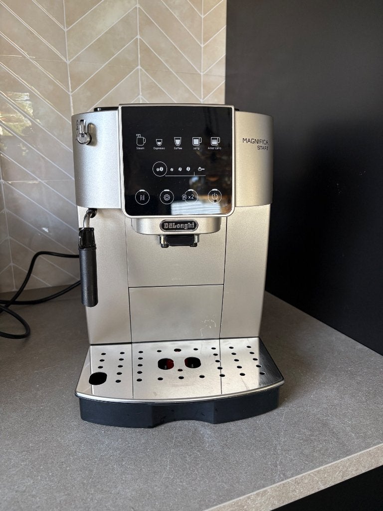De’Longhi Magnifica Start in zilver/zwart, Electroménager, Réservoir d'eau amovible, Combiné, Café moulu, Enlèvement