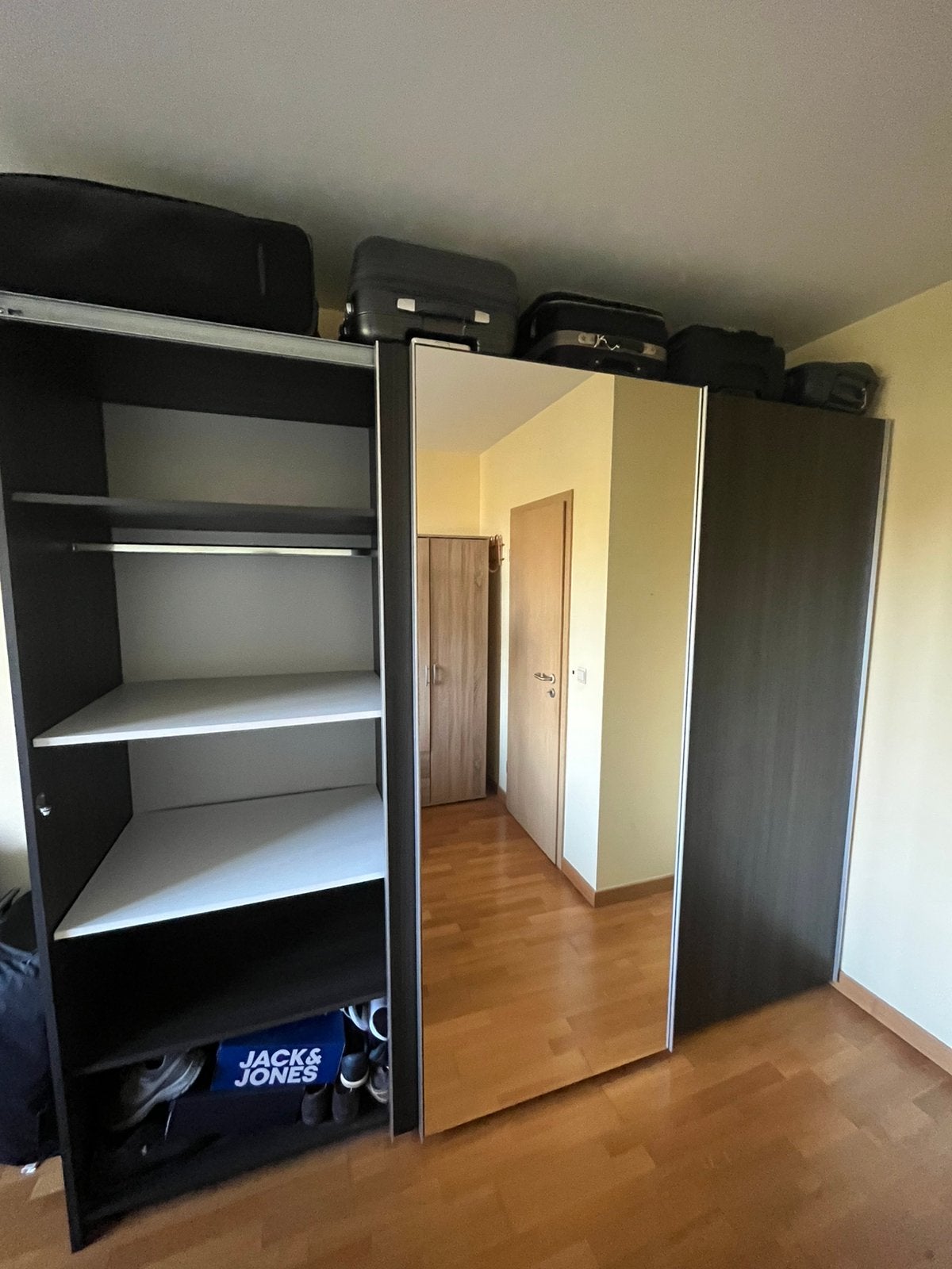 Grande garde-robe/armoire portes coulissantes miroir central, 200 cm ou plus, Comme neuf, Enlèvement, 200 cm ou plus