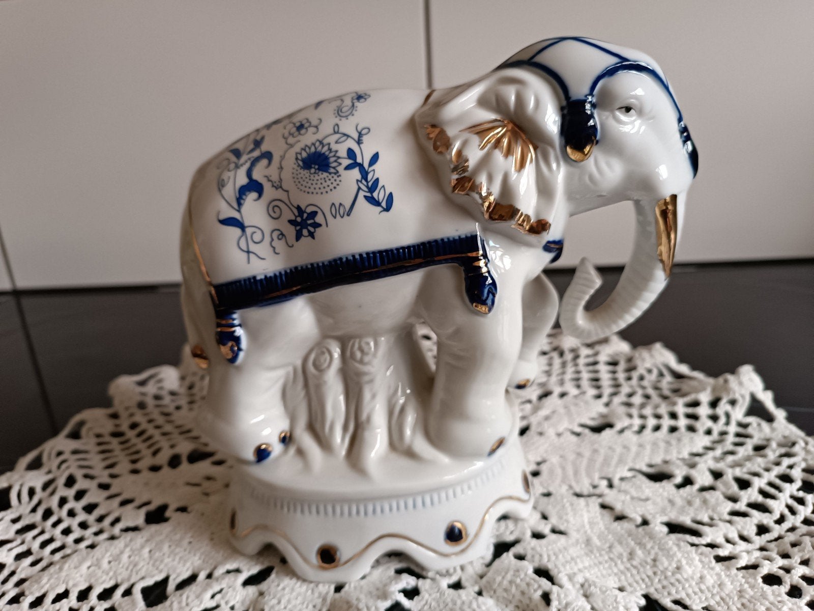 Blauw -wit porseleinen olifant beeldje,18cm hoog,jaar 1950, Antiek en Kunst, Ophalen