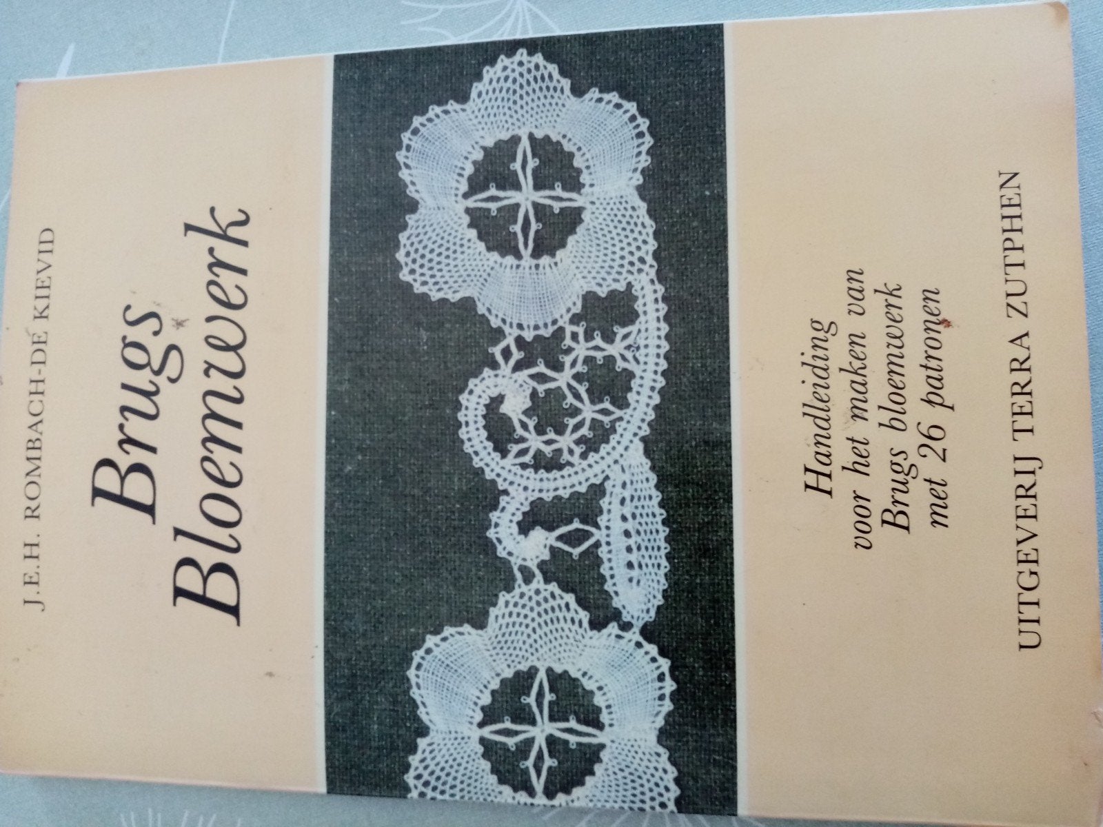 Kant boek Brugs bloemwerk met 26 patronen voor7€, Hobby & Loisirs créatifs, Dentelle, Enlèvement, Patrons