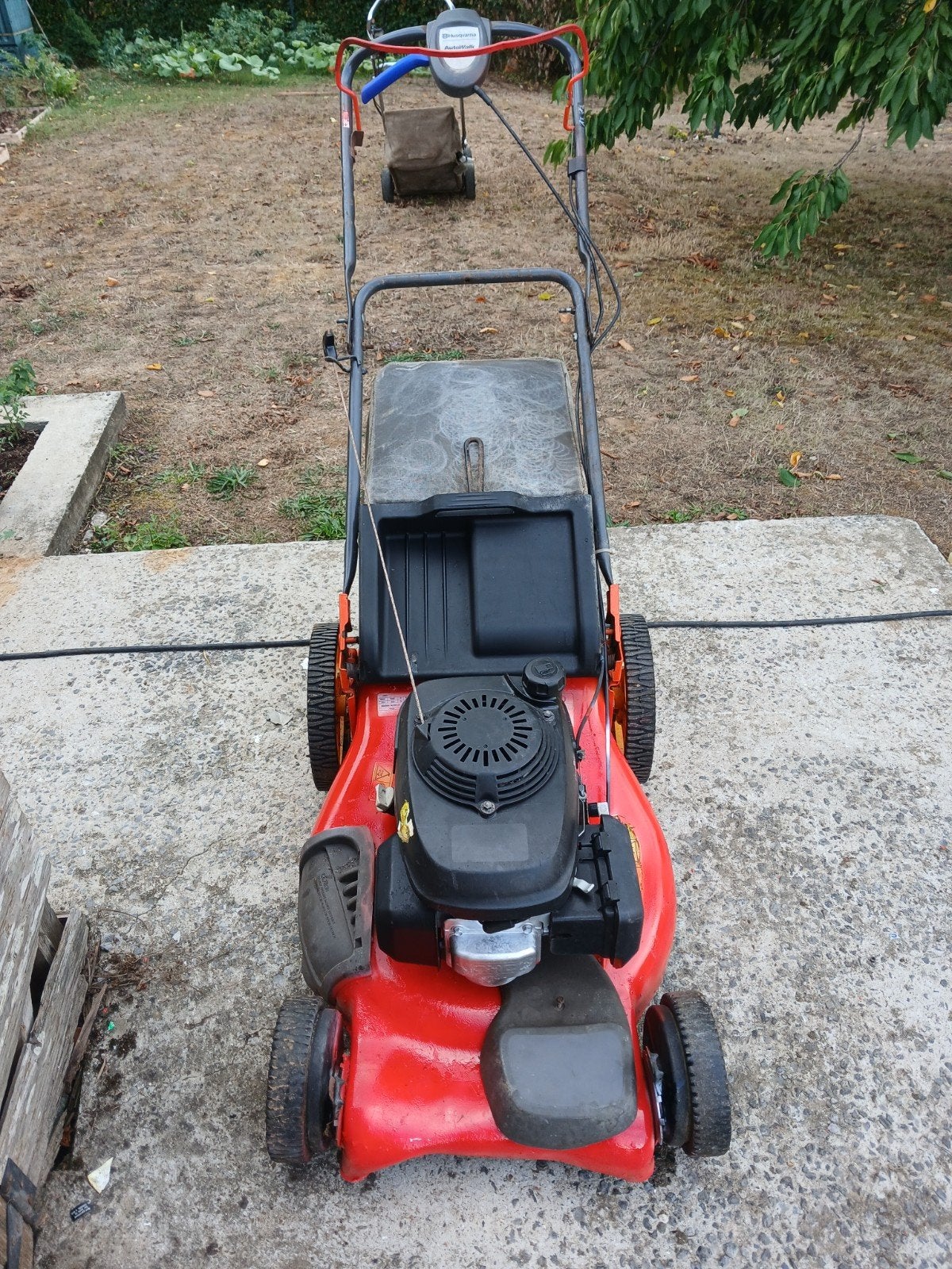 a vendre tondeuse husquvarna entièrement réviser 160 € négoc, Tondeuse rotative, 40 à 49 cm, Enlèvement, Bac de ramassage