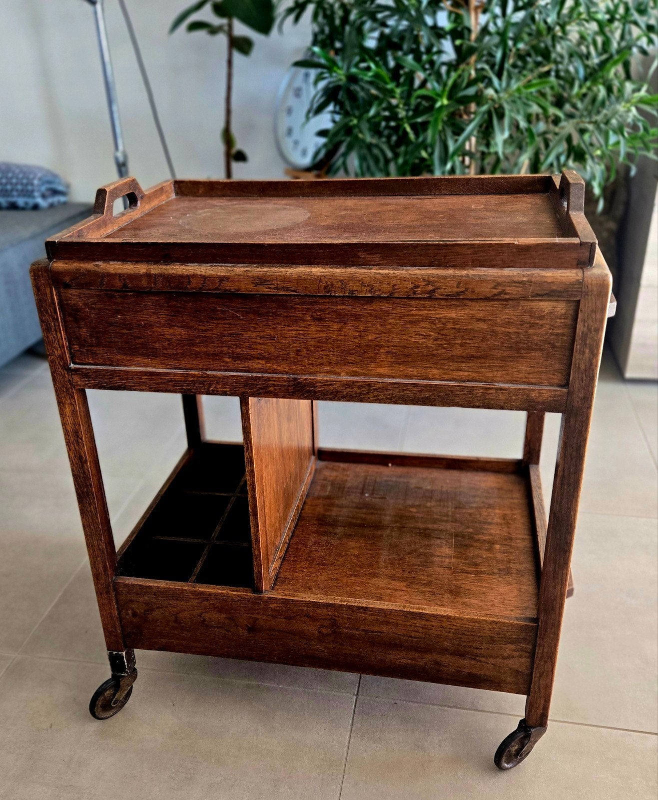 beau chariot de service en bois avec plateau., Enlèvement