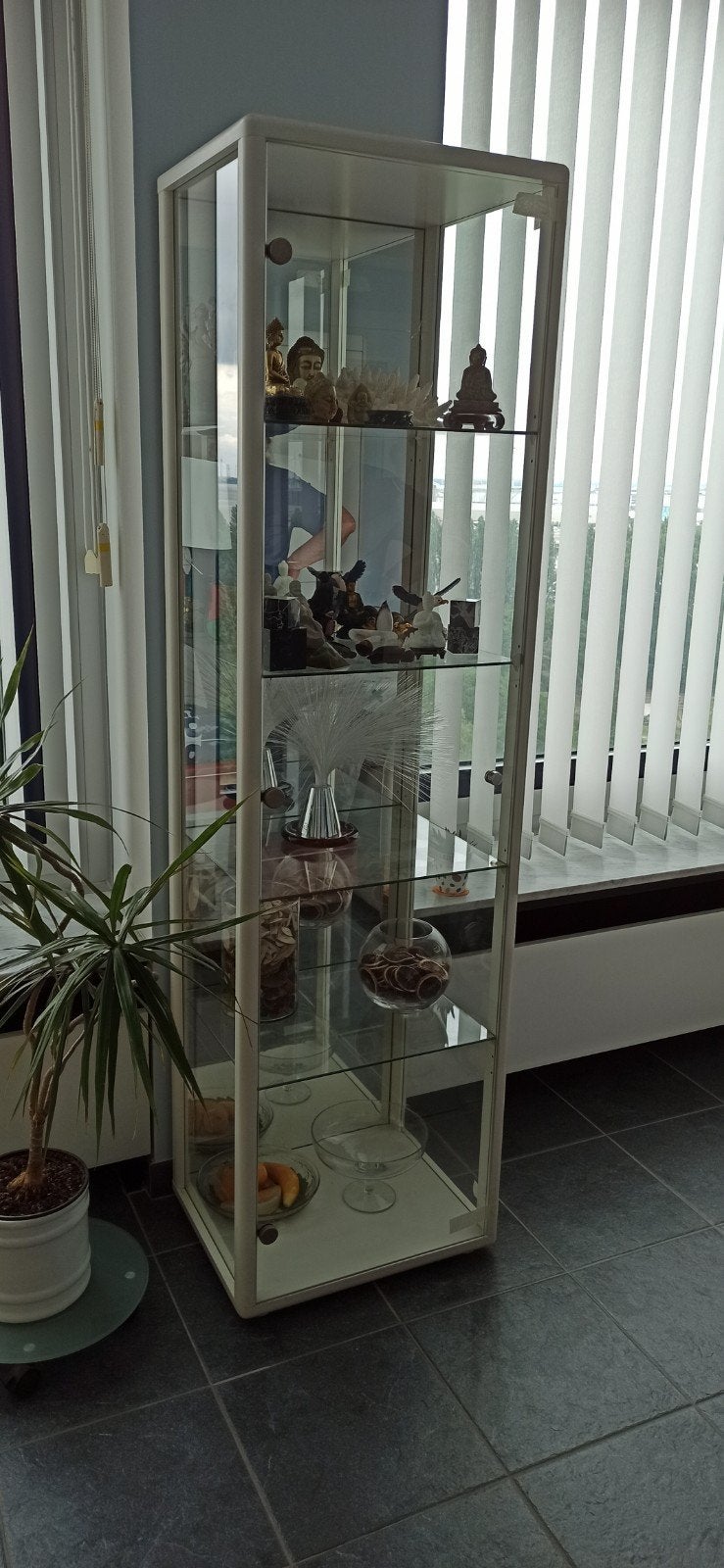 Witte vitrinekast, Enlèvement
