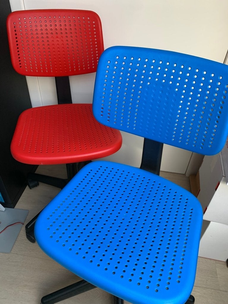 Mooie IKEA blauwe/rode bureaustoel - zo goed als nieuw, Huis en Inrichting, Bureaustoelen, Ophalen, Zo goed als nieuw, Bureaustoel