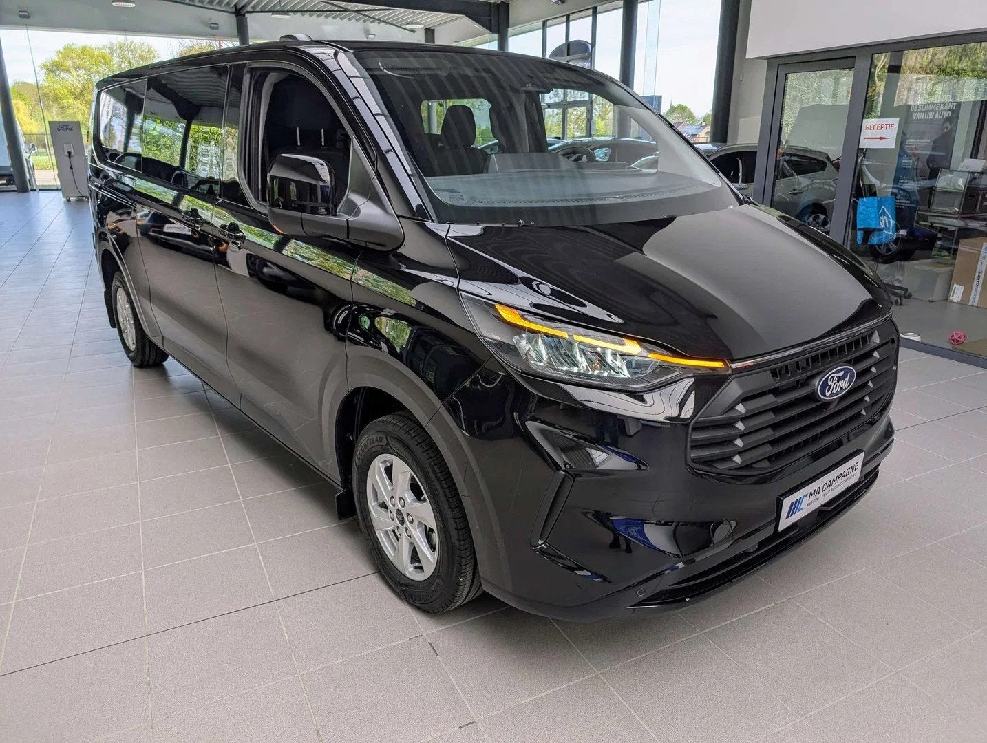 Ford Transit Custom DC 6pl Limited 320L L2 2.0TDCi 170pk A8, Automaat, 4 deurs, Stof, Gebruikt