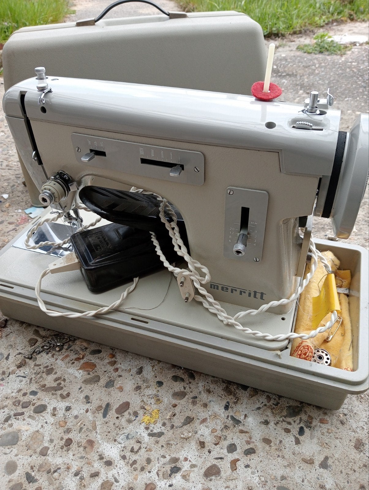 machine à coudre avec divers accessoires, Enlèvement, Machine à coudre