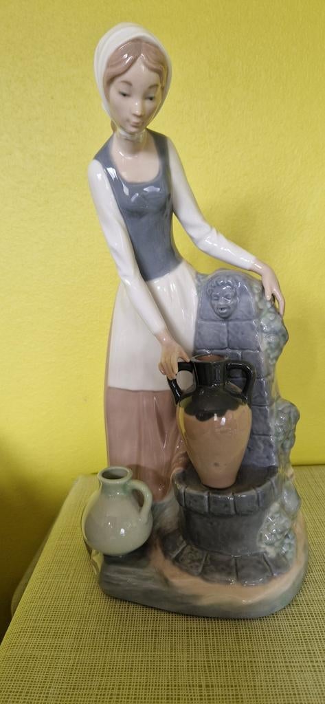 Beeldje vrouw met waterkruiken Nao Lladro, Ophalen