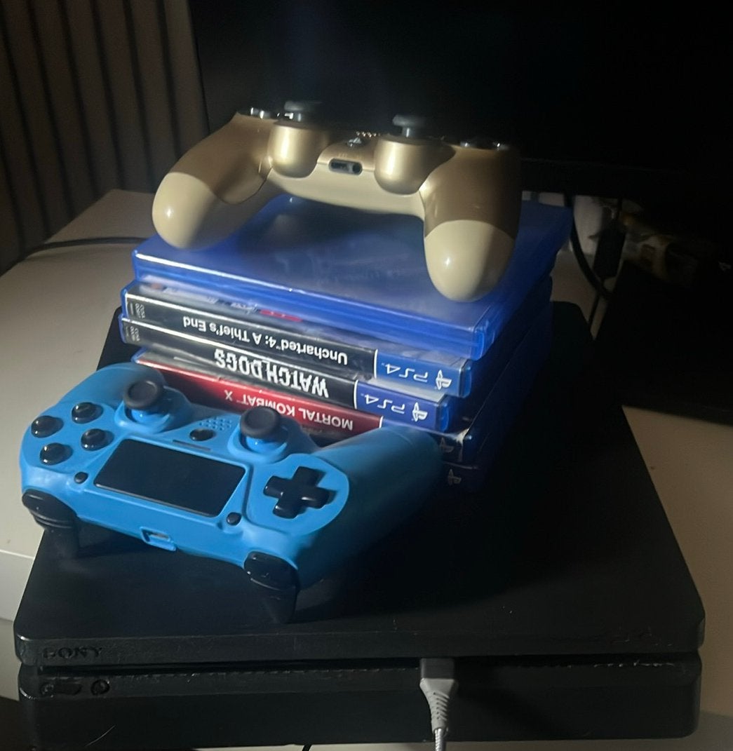 Ps4 slim 1 tb met 5 games 2 controllers, Games en Spelcomputers, Ophalen, Zo goed als nieuw, 1 TB, Slim