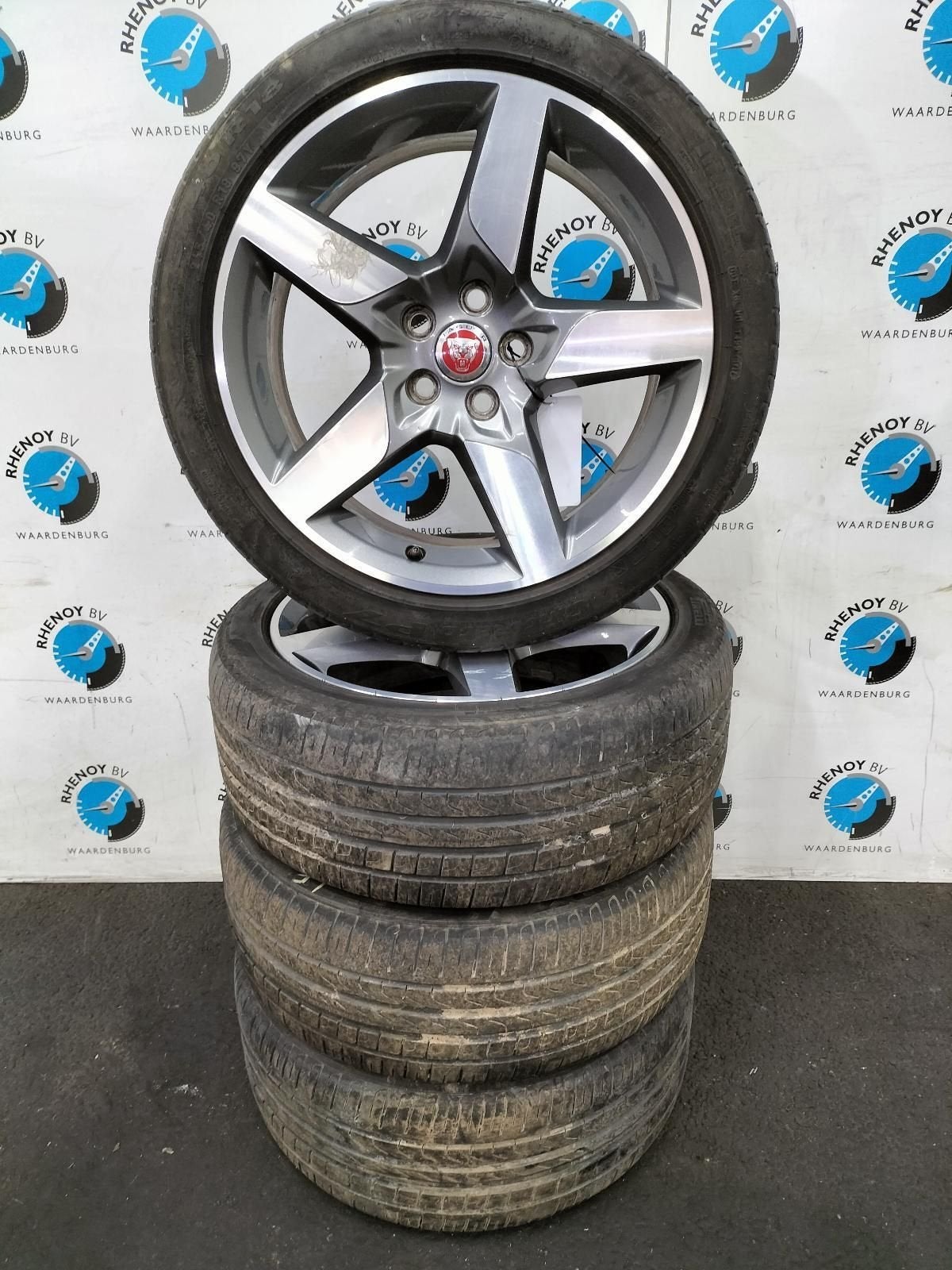 Jaguar  XE 2017  225/45 18 Pirelli zomerset  GX73-1007-FA, 18 inch, -, -, Banden en Velgen