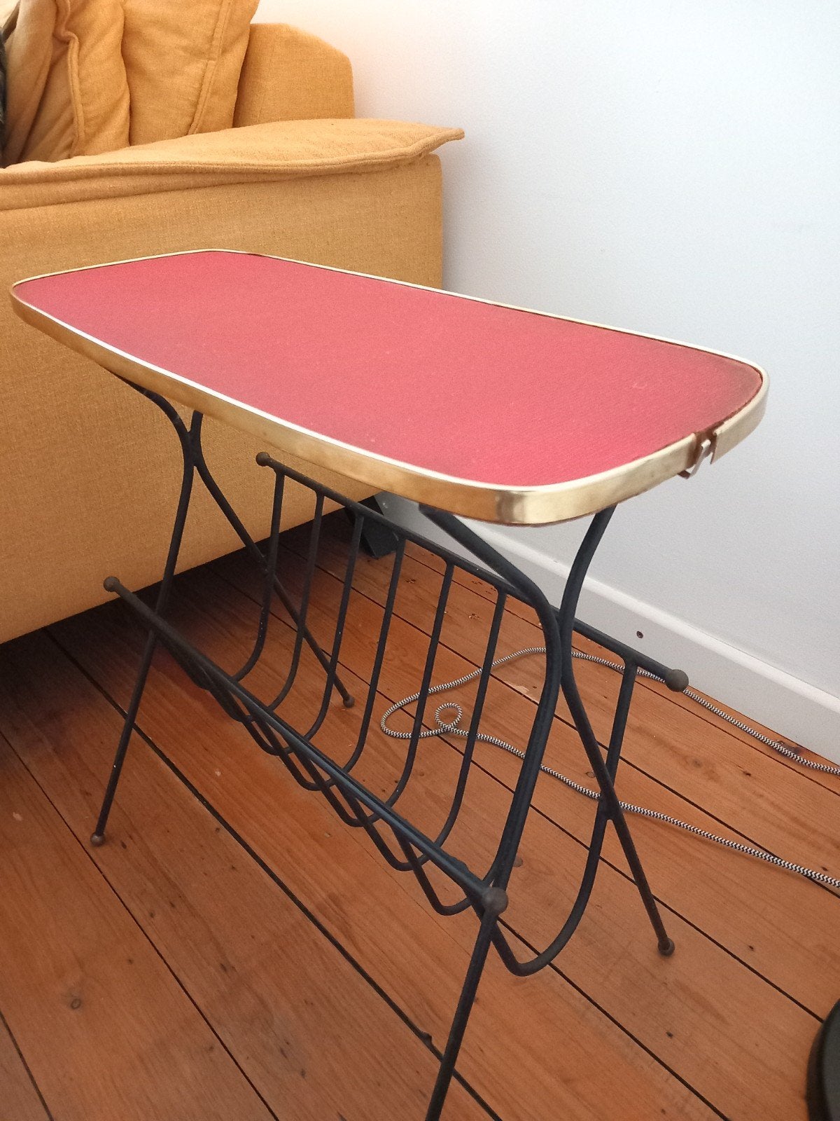 Retro krantenbak met tafeltje, Corbeille à journaux, Enlèvement, Utilisé