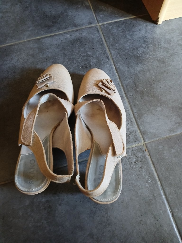 dames sandalen, gesloten teen, Kleding | Dames, Schoenen, Ophalen of Verzenden, Gedragen, Beige