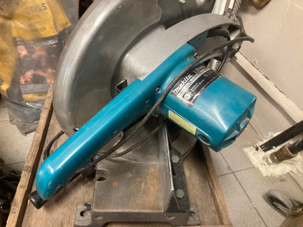 Scie à tronçon/onglet MAKITA, Bricolage & Construction, Outillage | Scies mécaniques, 70 mm ou plus, Enlèvement, Utilisé, 1200 watts ou plus