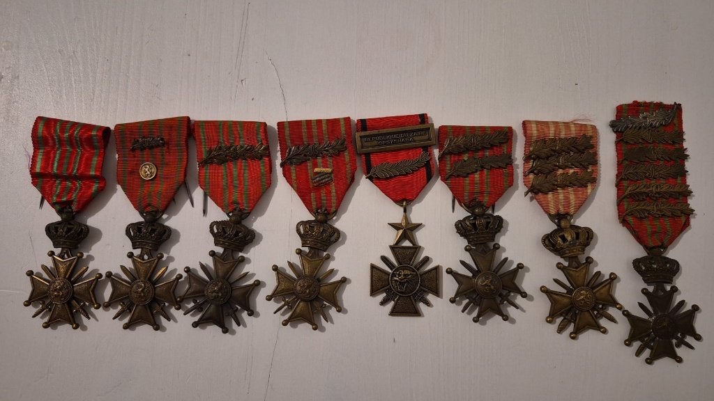 Lot de 8 Croix de Guerre–République du Zaïre/Congo–Variantes, Enlèvement
