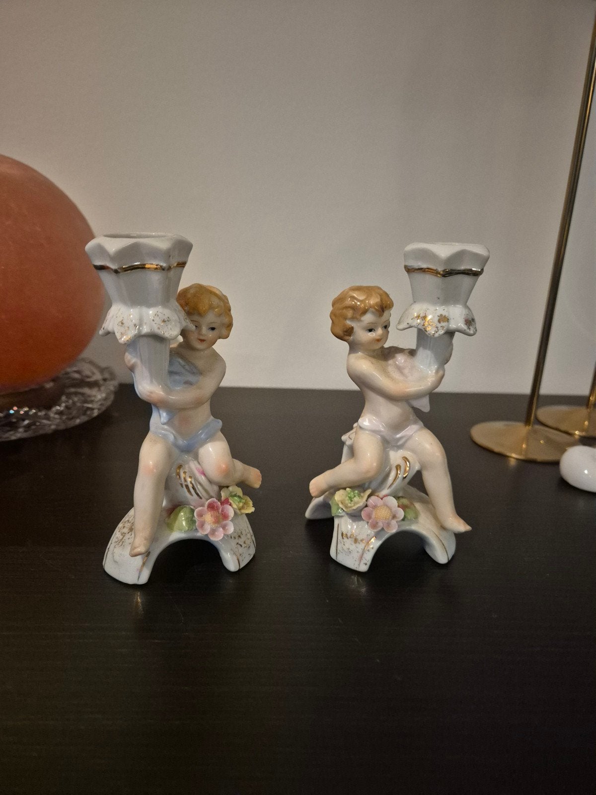 Set porseleinen kandelaars, Enlèvement