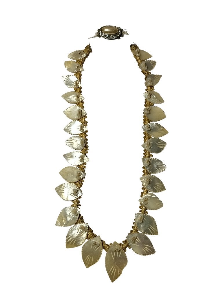 Collier en nacre fermoir en plaqué or vintage 30/40, Bijoux, Sacs & Beauté, Enlèvement, Autres matériaux, Collier