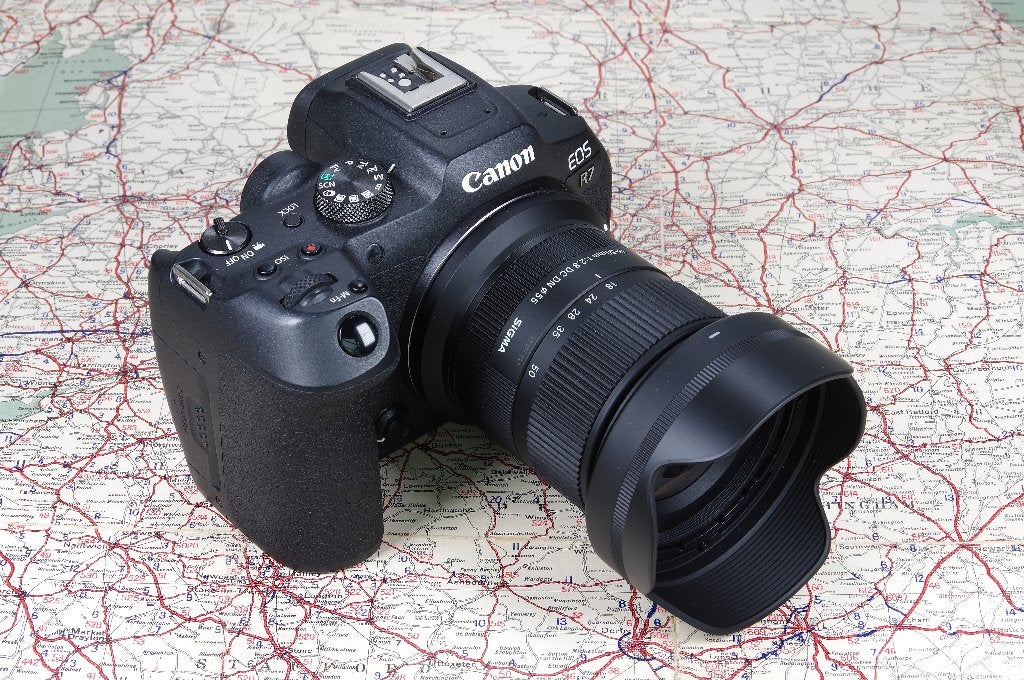 CANON EOS R7 + Sigma RF 18-50 f2.8 avec garantie, état neuf, TV, Hi-fi & Vidéo, Batterie, Enlèvement ou Envoi, Canon, Comme neuf