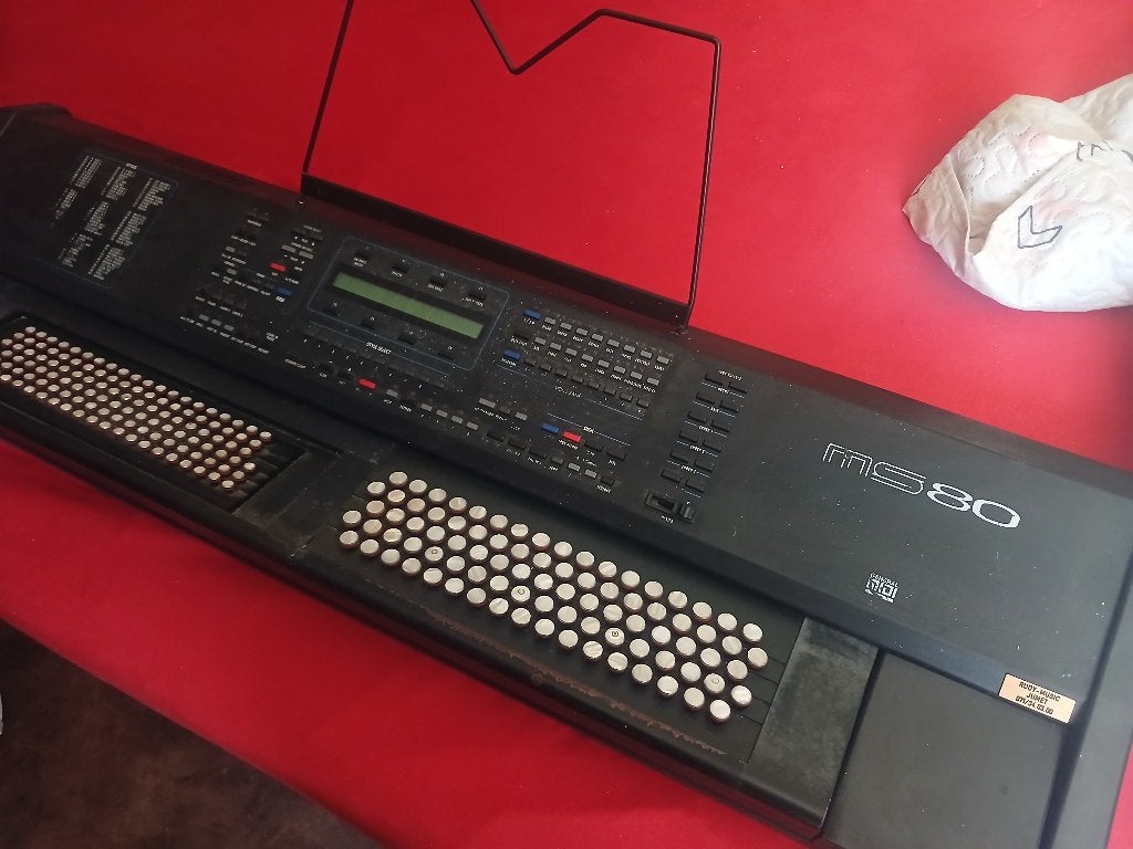 Clavier / Arrangeur à boutons Solton MS 80 (Ketron + Pupitre, Autres marques, Connexion MIDI, Autres nombres, Enlèvement