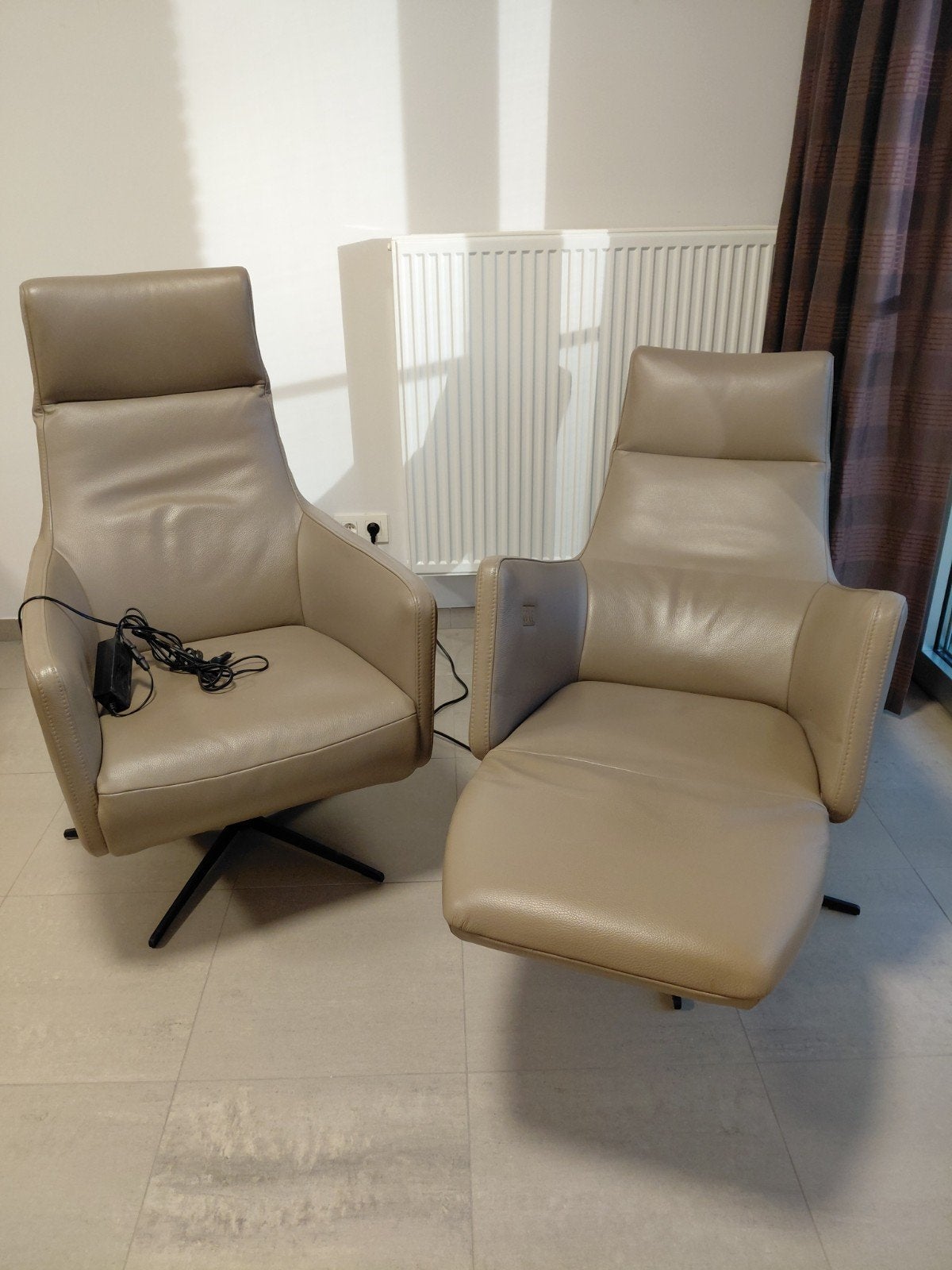 2 elektrisch verstelbare lederen zetels, taupe, als nieuw, Ophalen