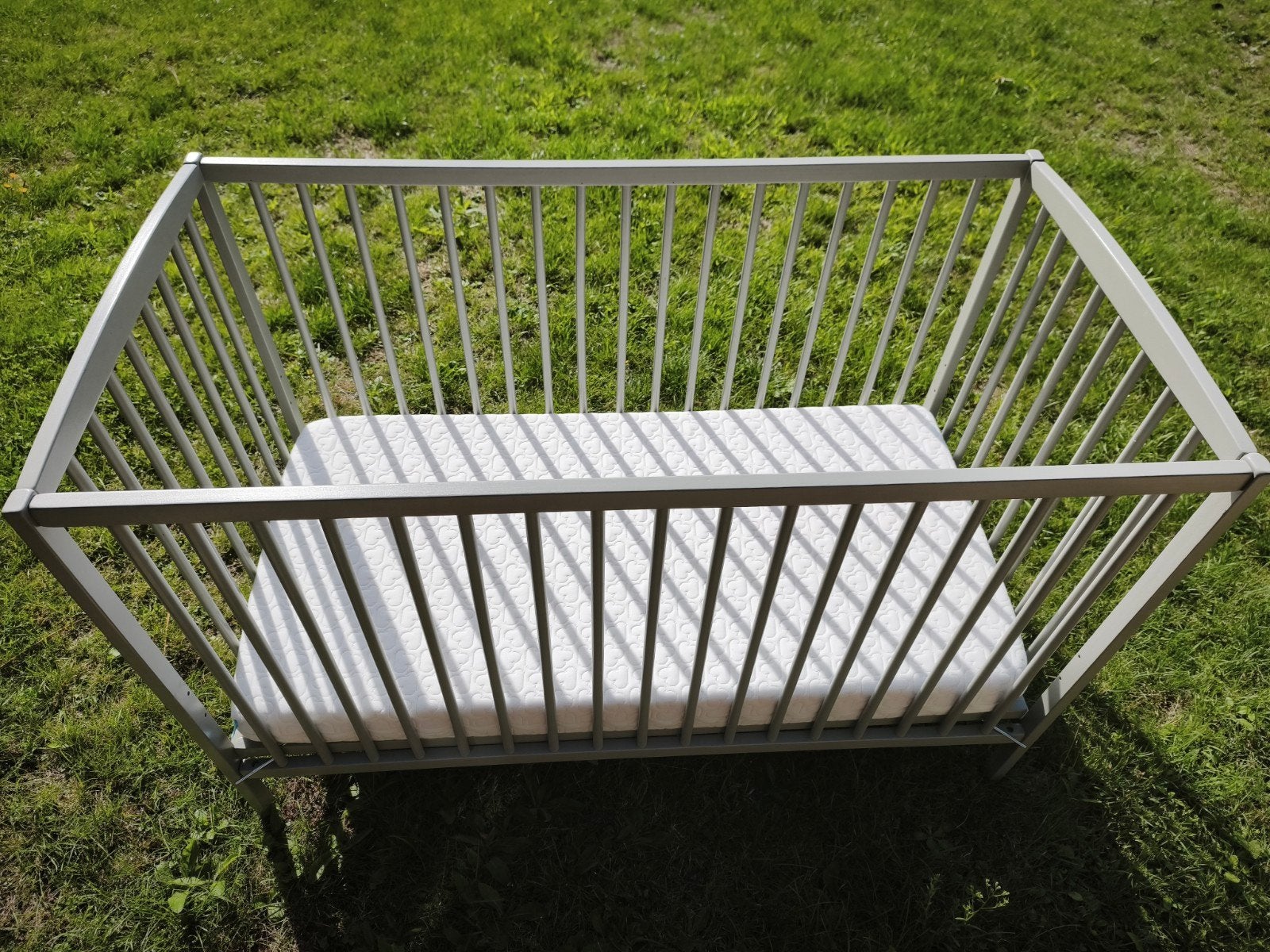 Babybedje 60x120 cm met zo goed als nieuwe aerosleep matras, Kinderen en Baby's, Ophalen, Zo goed als nieuw, Minder dan 140 cm