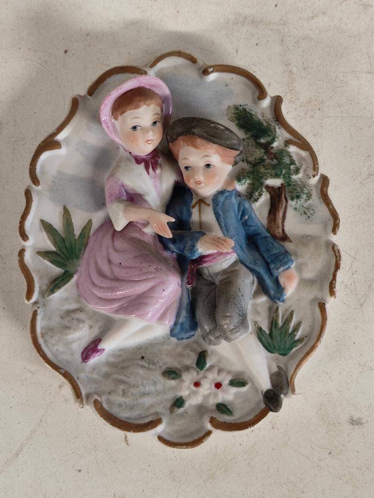 Prachtig 3D keramieken wandbordje met jongen & meisje, Antiek en Kunst, Ophalen of Verzenden