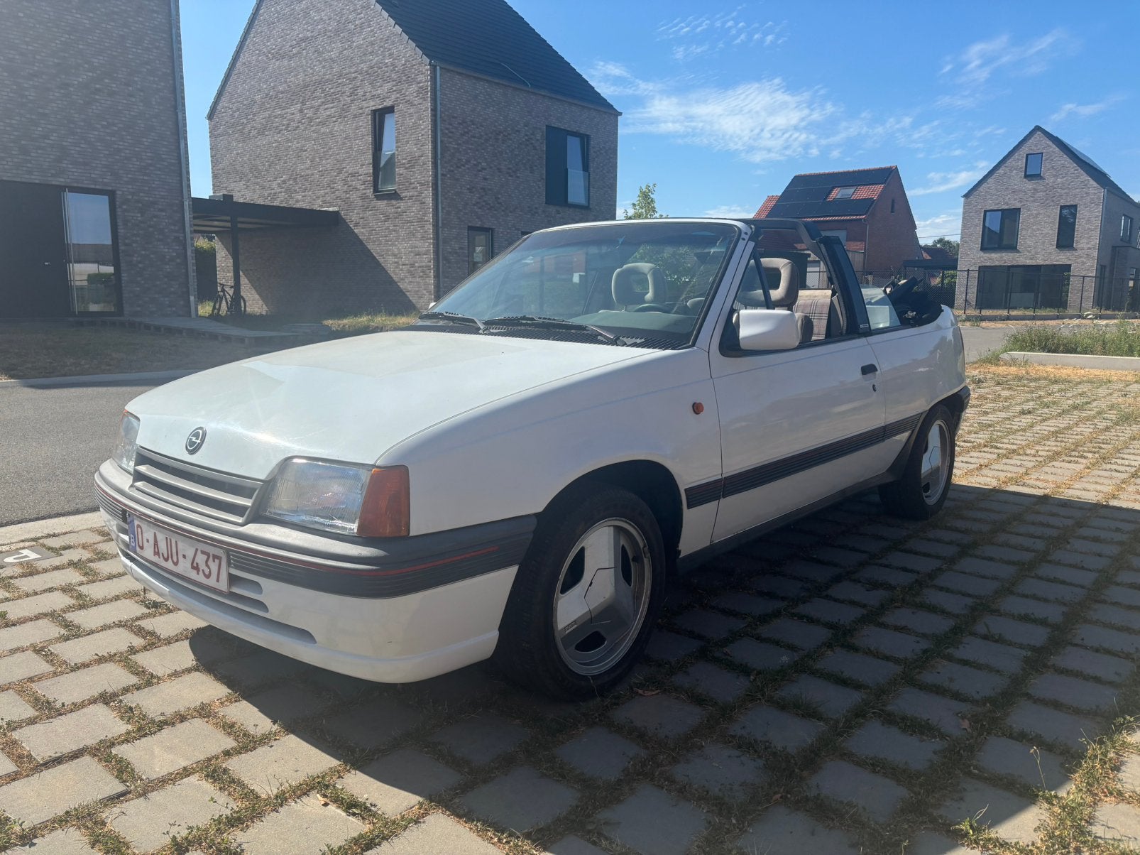Opel Kadett E Cabrio (Bertone) Oldtimer, Autos, Opel, 1385 kg, Achat, 750 kg, Tissu