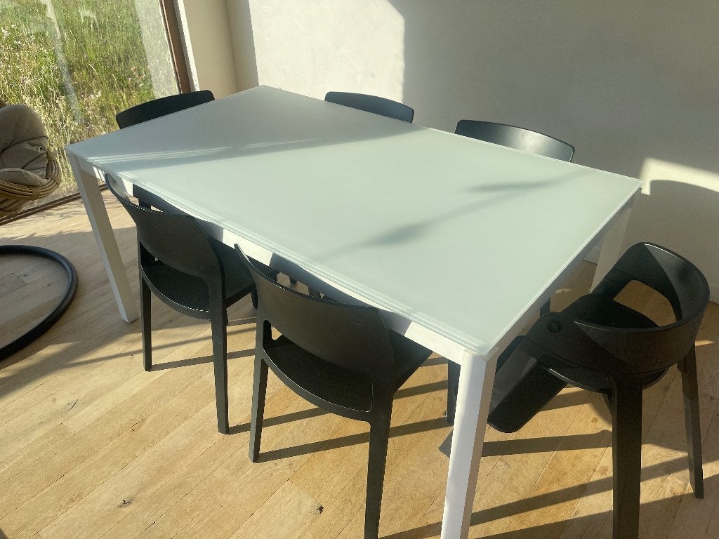 Moderne Eettafel aluminium frame met wit mat glas, Huis en Inrichting, Tafels | Eettafels, Ophalen, 50 tot 100 cm, Vijf personen of meer